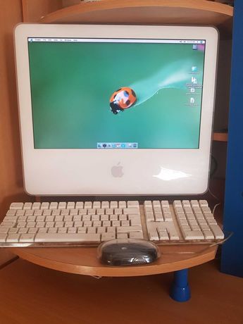 iMac G5 z klawiaturą i myszką
