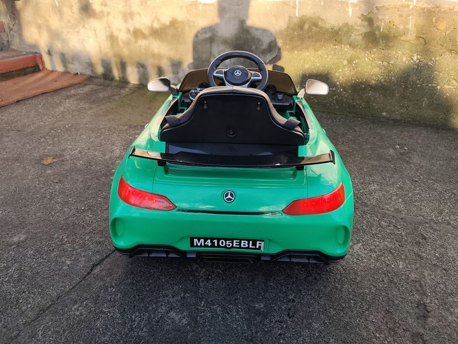 Дитячий електромобіль