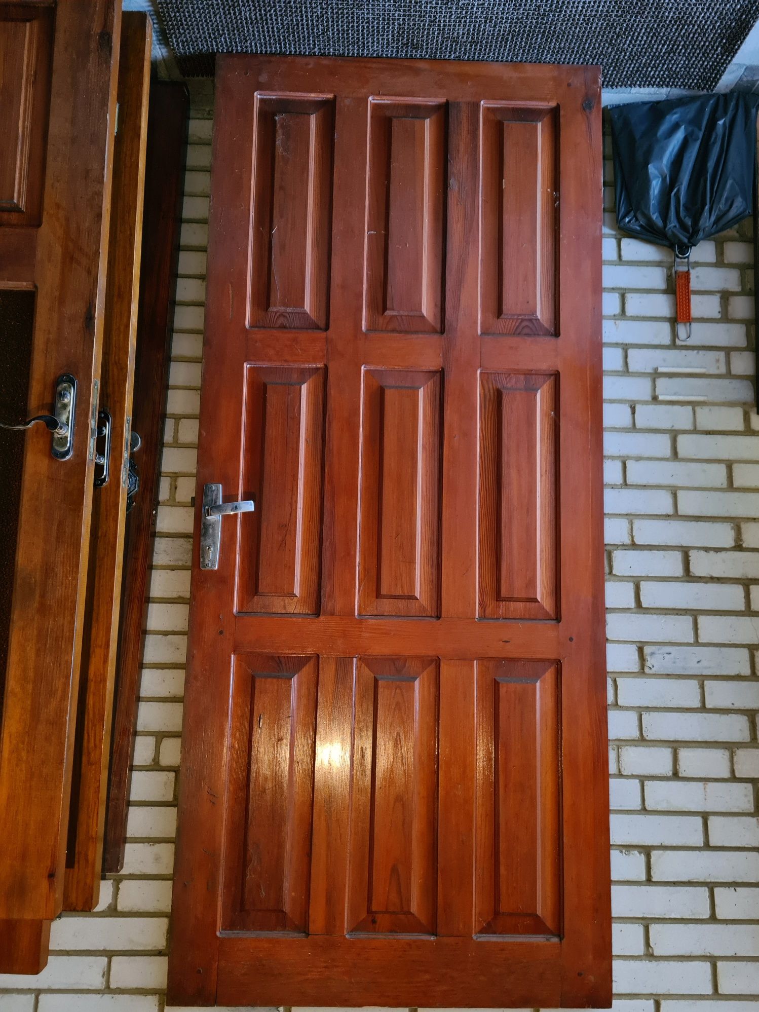 Продам двері з дверними коробками