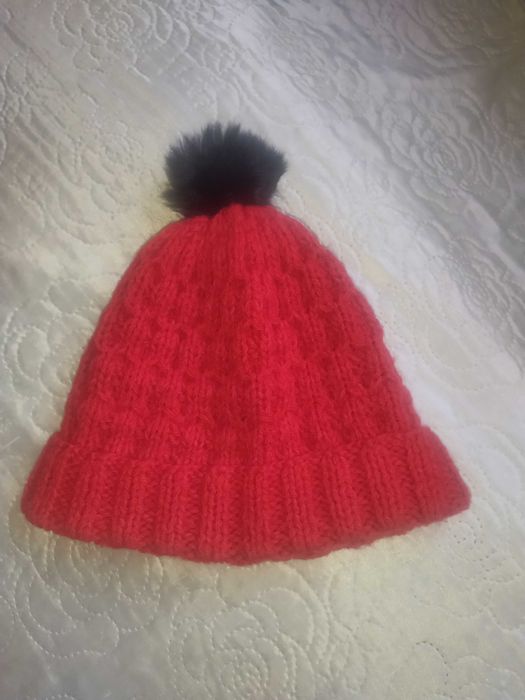 Czerwona zimowa czapka z pomponikiem