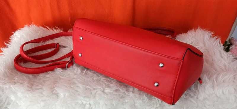Czerwona torebka kuferek z paskiem