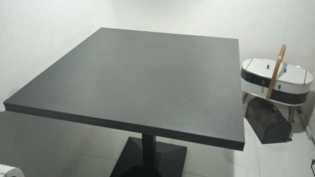 Nowoczesny stół do salonu szary z czarną nogą