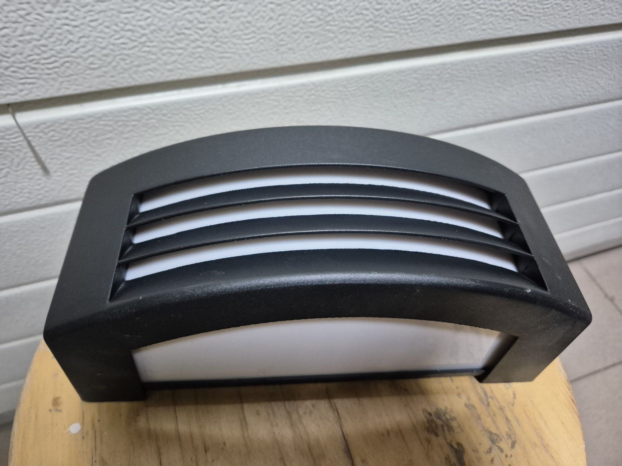 Lampa zewnętrzna ścienna