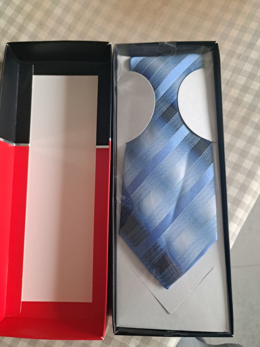 Krawat nowy w pudełku