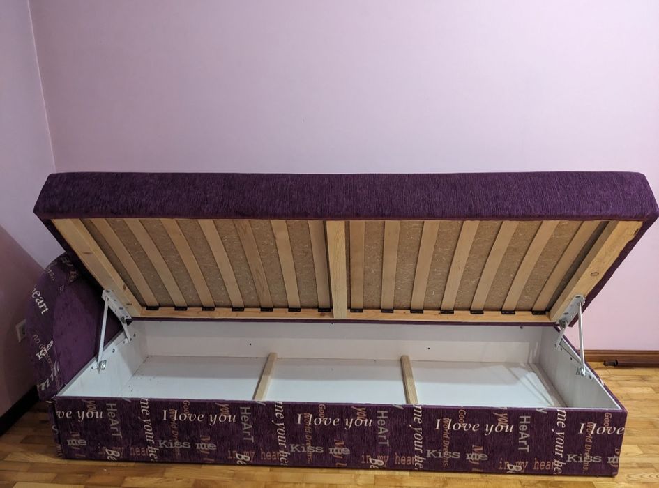 Диван з підйомним механізмом та місцем для зберігання речей