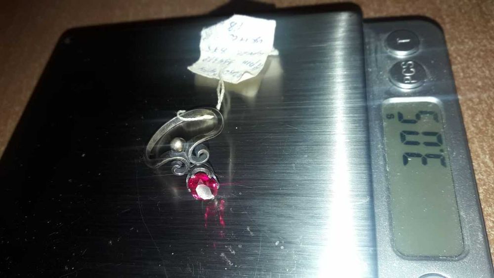 Серебряные серьги с рубином и кольцо с рубином 18размер, комплект