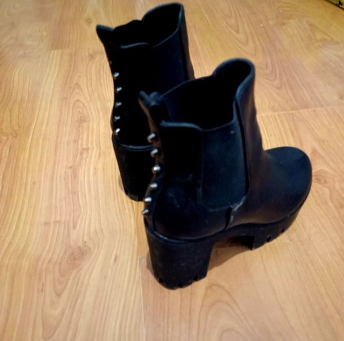 Botas com tachas tamanho 38
