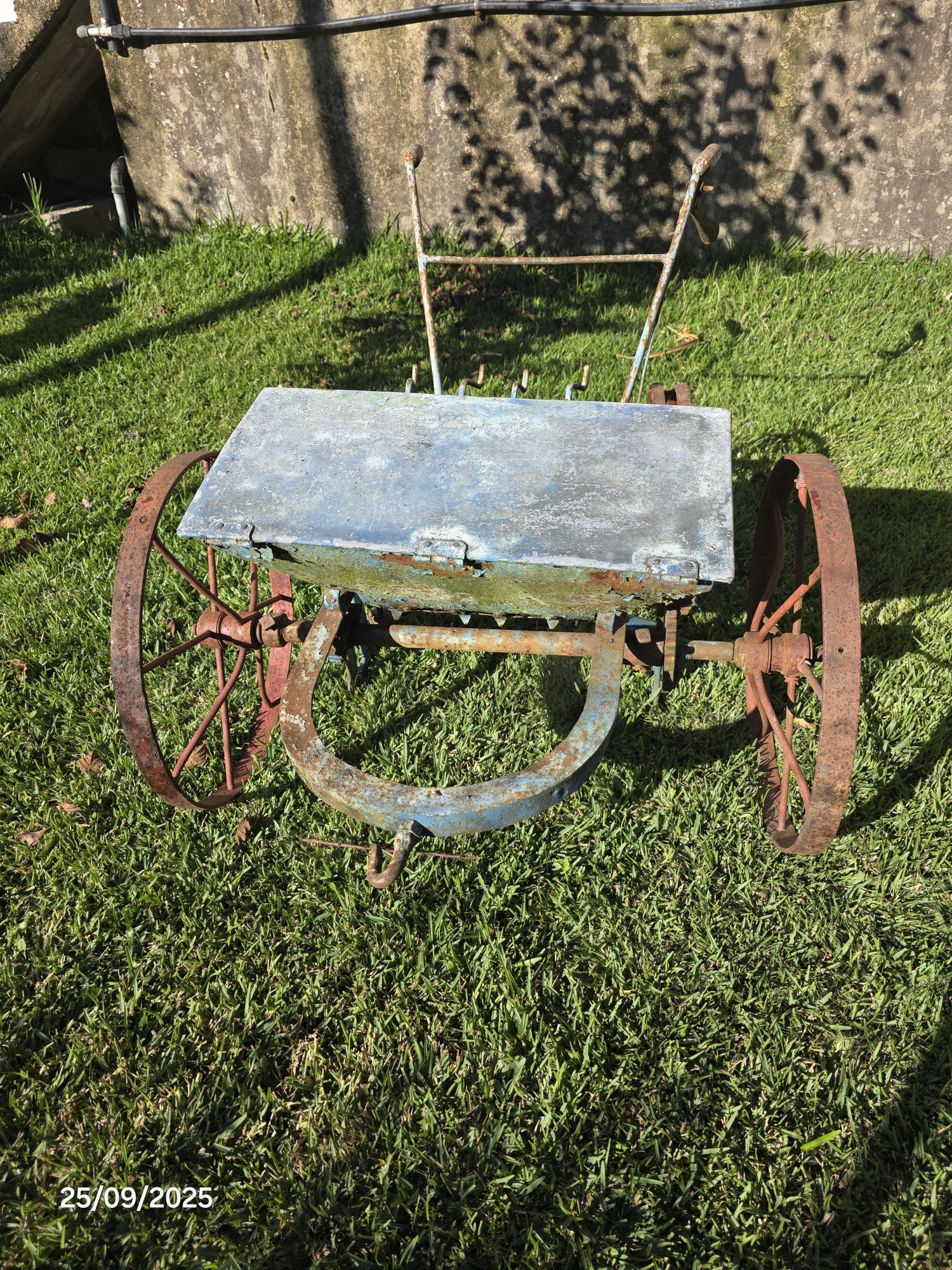 Bomba e semeador antiga para ornamento