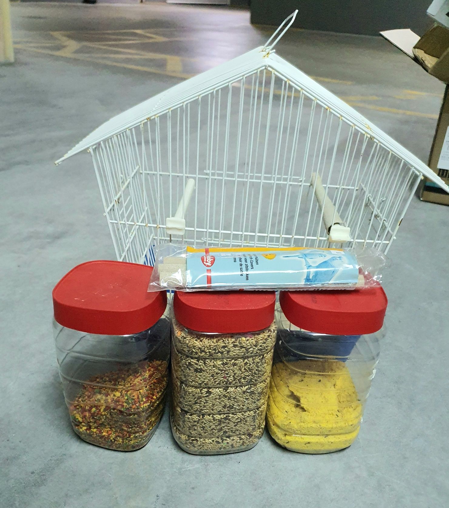 Gaiola e comida para passarinho