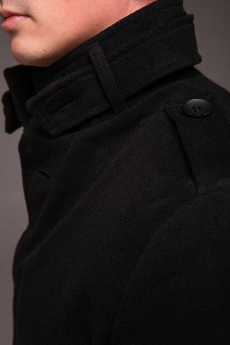 Чорне утеплене пальто