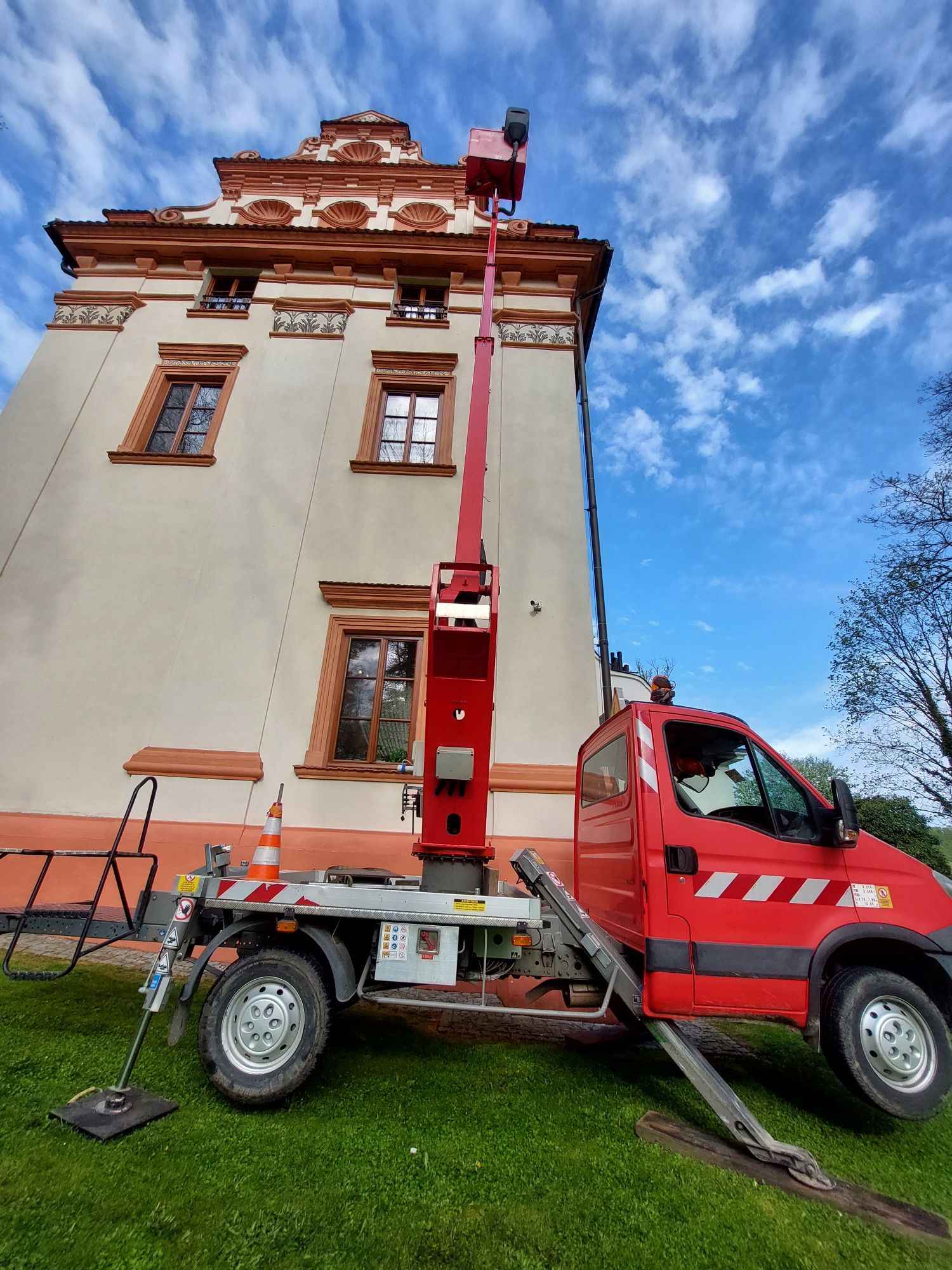 Podnośnik koszowy Zwyżka usługa wynajem Tarnów Dębica Tuchów Pilzno