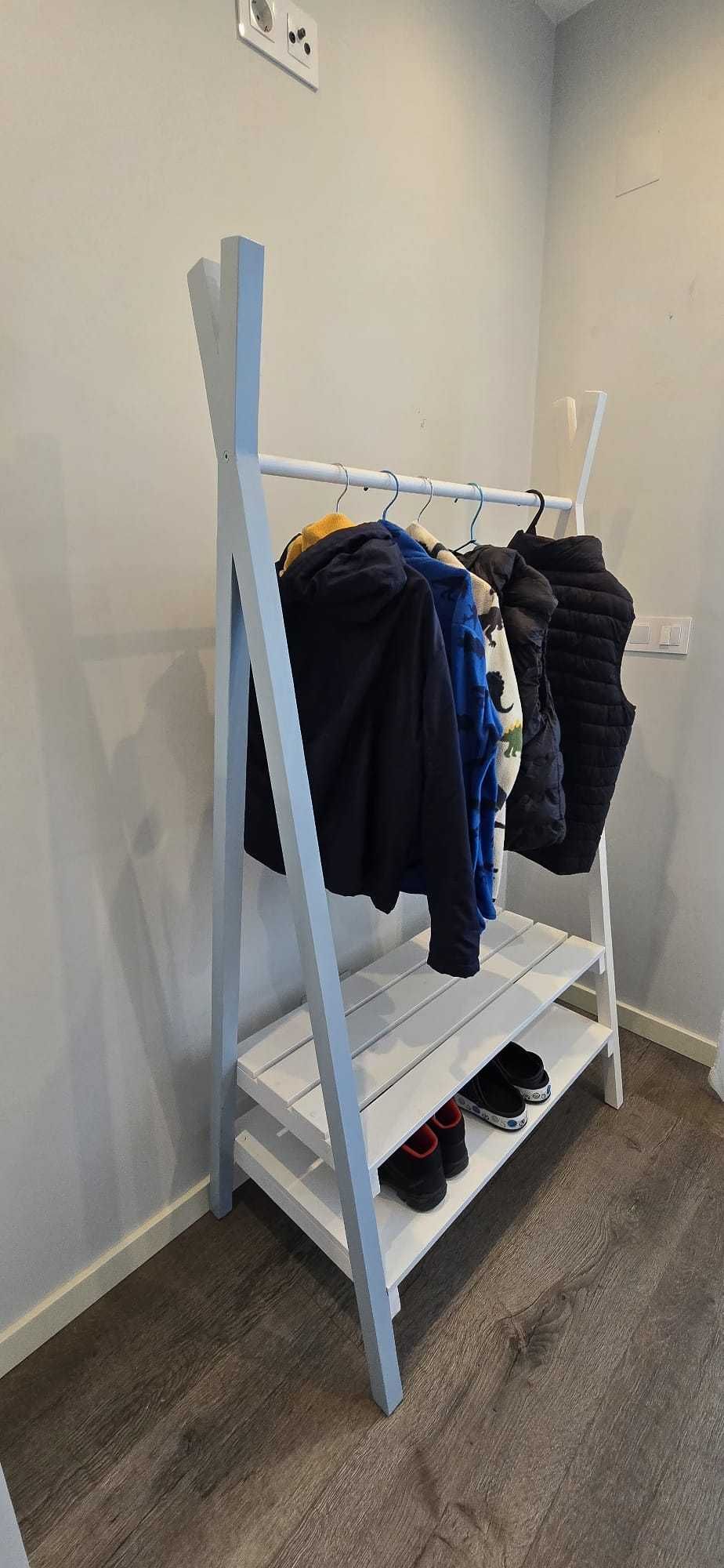 Charriot para quarto de criança, azul, branco e cinza.