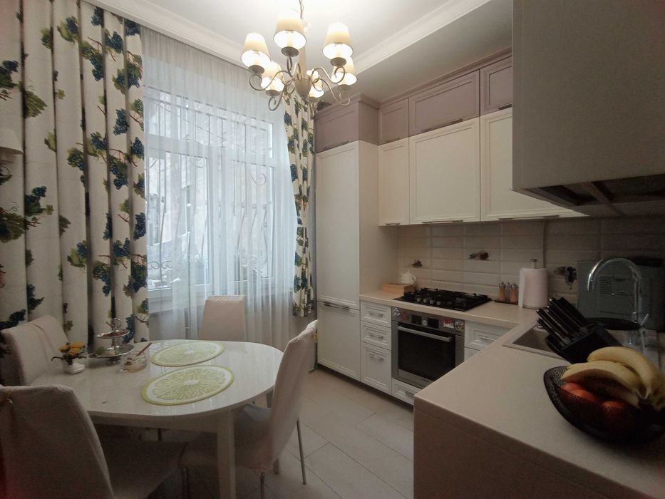 Продам 3х комн. квартиру Сталинка капремонт  Новый рынок