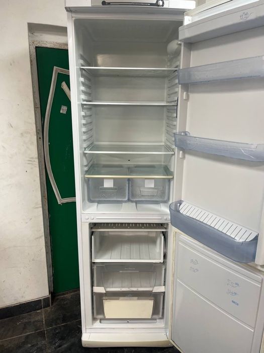 Холодильник Indesit 2 метра в рабочем состоянии.Доставка,гарантия