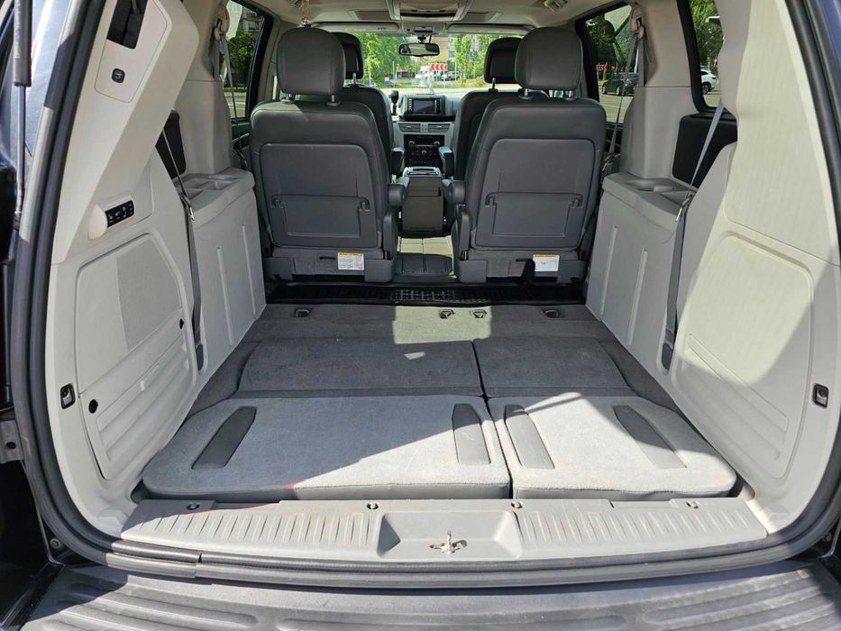 Мінівен Volkswagen Routan у максимальній комплектації SEL Premium.