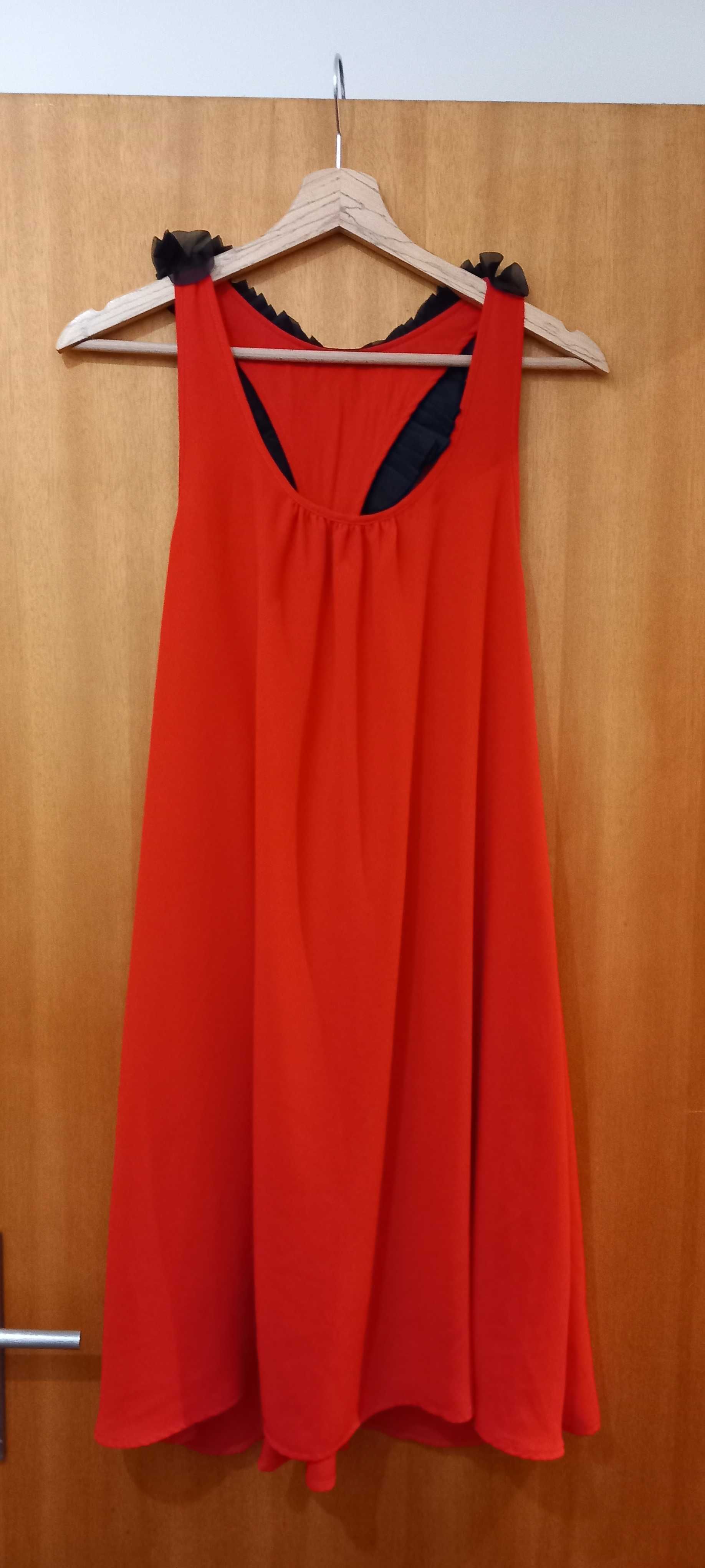 Vestido vermelho com laço nas costas em flor preto