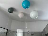 Lampy balony szklane ze sznurkiem firmy Brokis model Memory