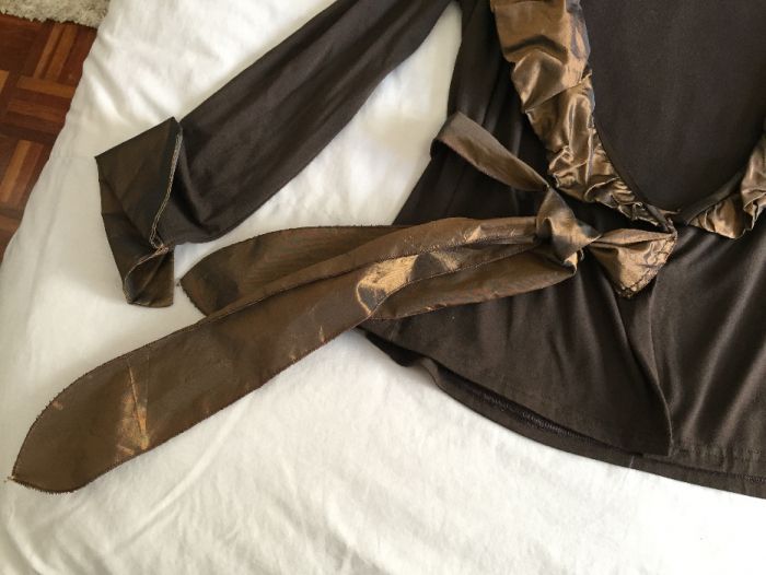 Blusa castanho e dourado -Nova