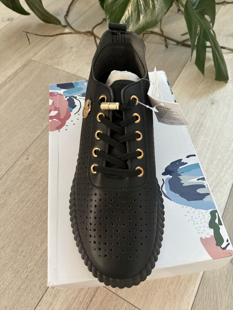 czarne damskie lekkie sneakersy adidasy ze złotymi wstawkami