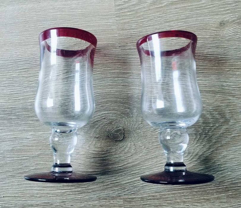 Dwa kieliszki pucharki z grubego szkła z wiśniowymi elementami