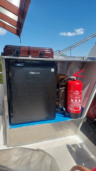 Łódź kabinowa z wózkiem