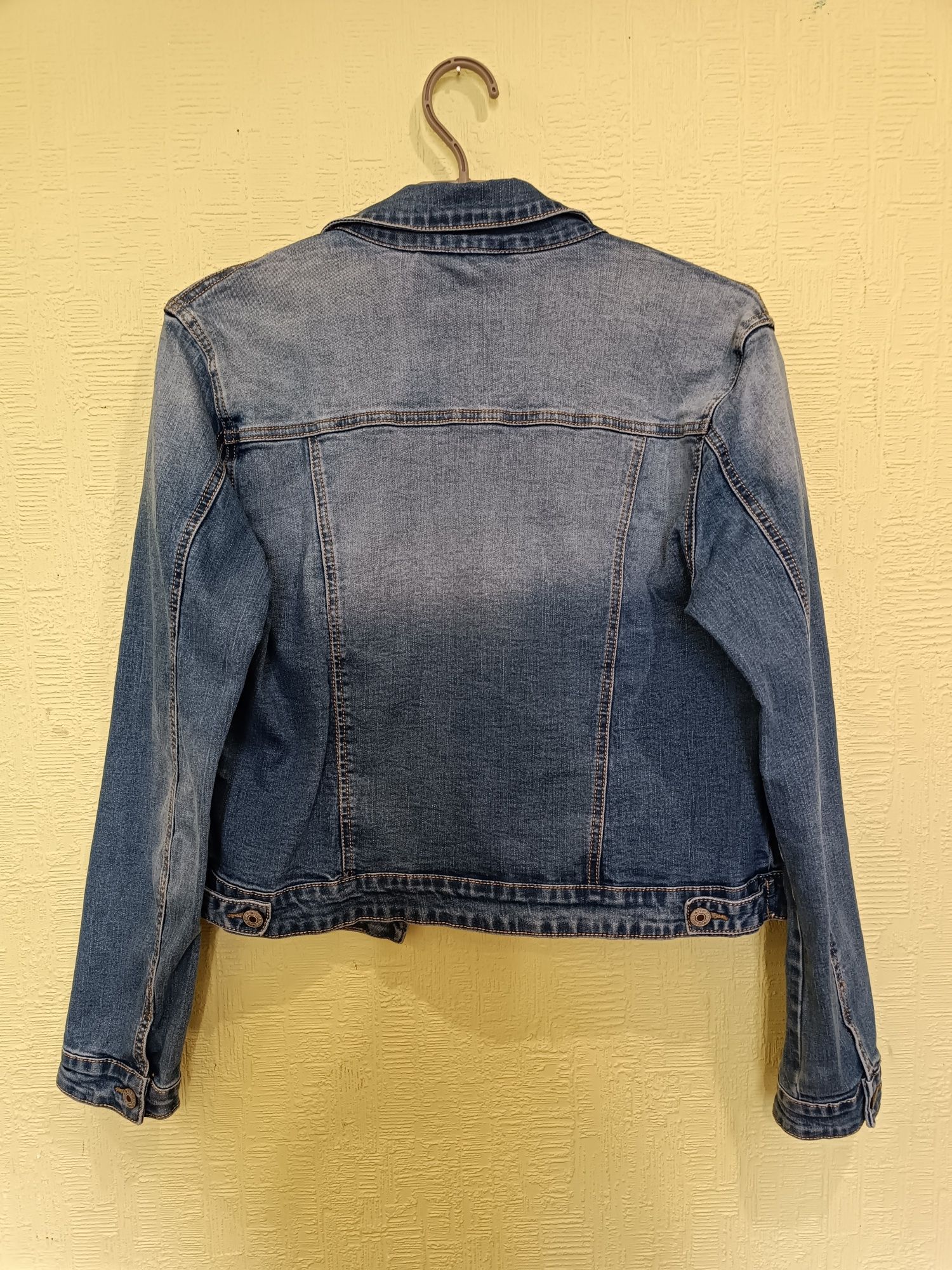 Куртка джинсова жіноча