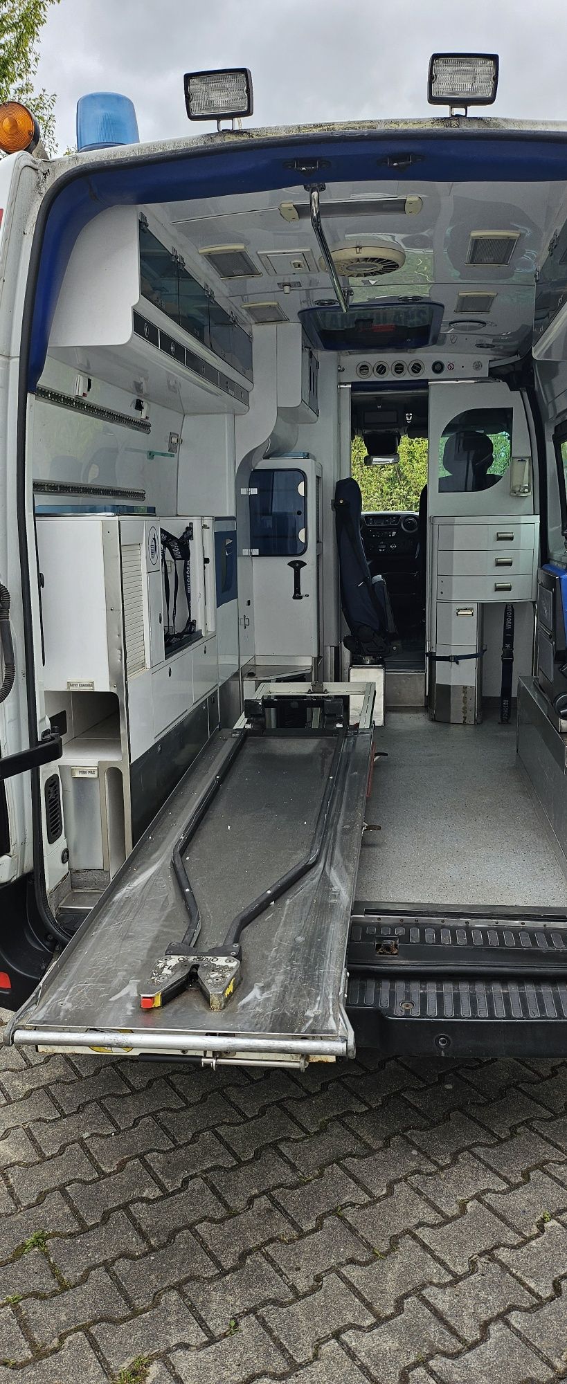 Ambulans karetka  Renault Master 2.3 dci przejscie Auto Form nosze