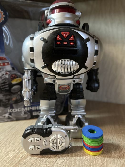 Робот- танцює, світиться, стріляє