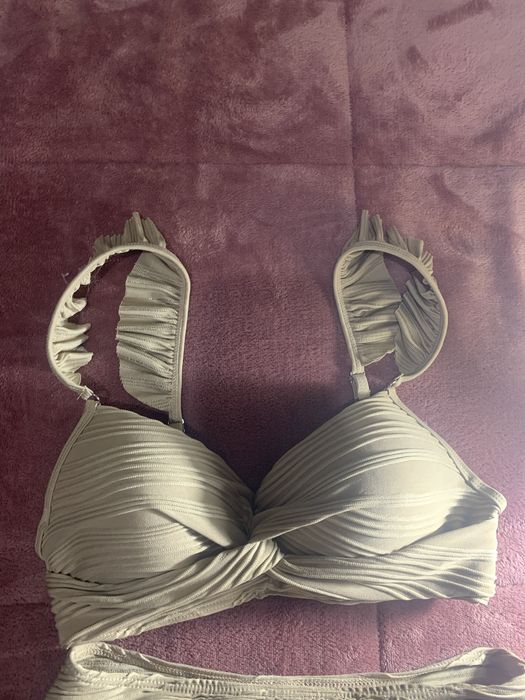 Bikini “Shein” tamanho S bege tipo plissado novo a estrear