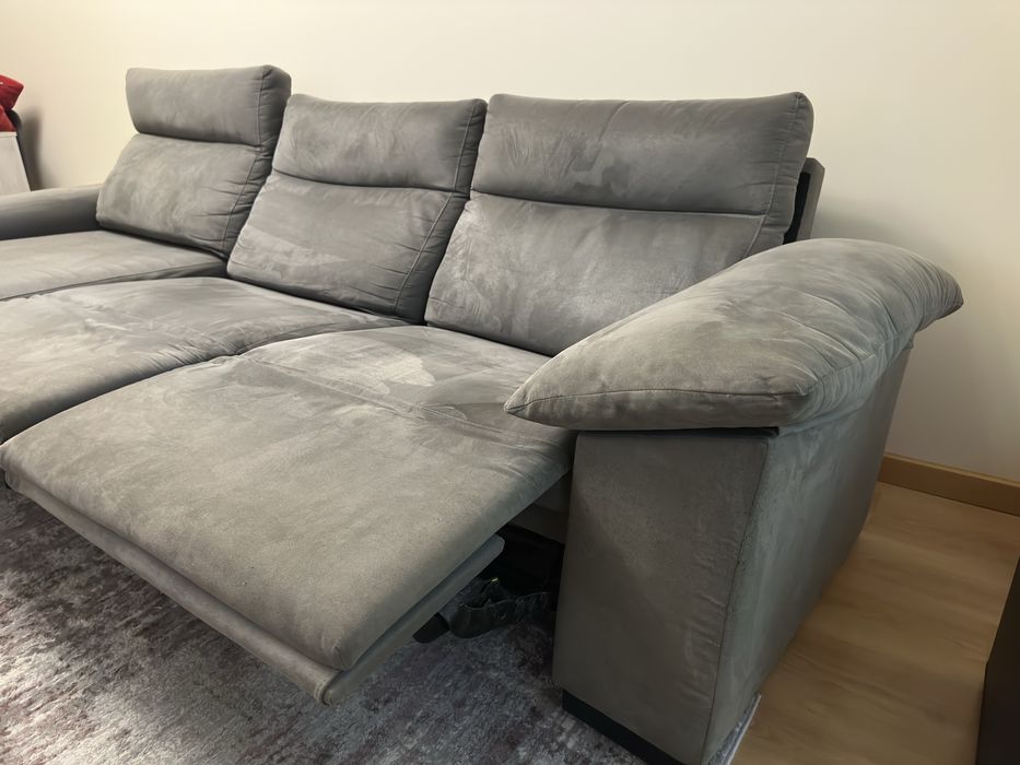 Sofá 3 lugares com Chaise Louge e relax elétrico