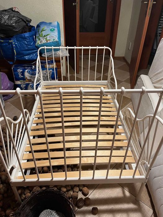 łóżko dziecięce białe rozkładane z materacem