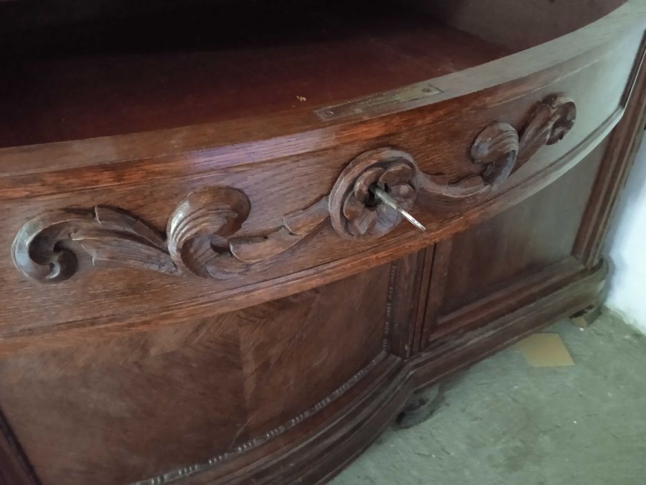 Stary kredens antyk zabytek