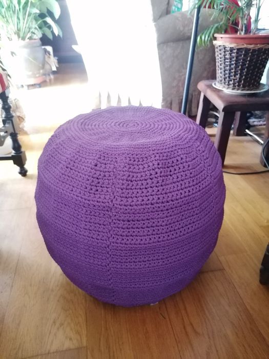 Puff em metal com cobertura em crochet