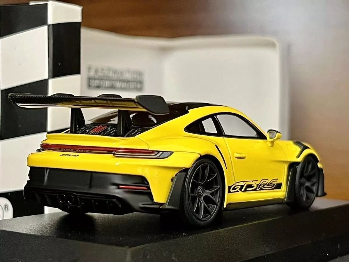 Minichamps 1:43 Porsche 911 (992) GT3 RS ano 2023