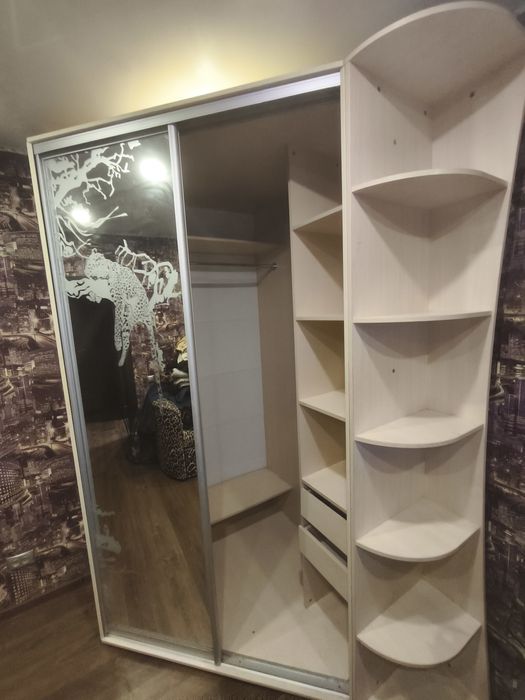 Шкаф угловой с зеркалом