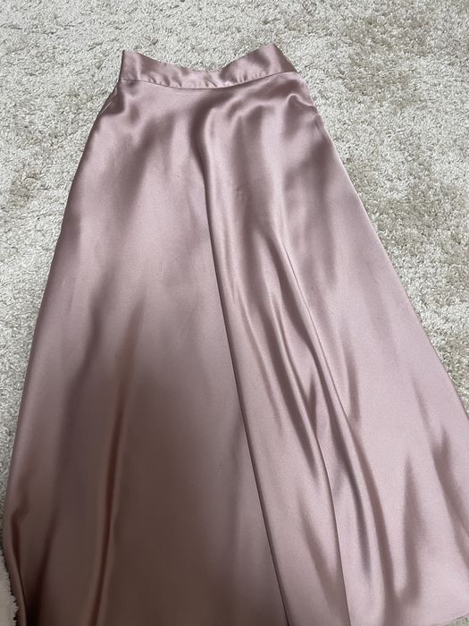 Атласна спідниця в кольорі припиленої троянди