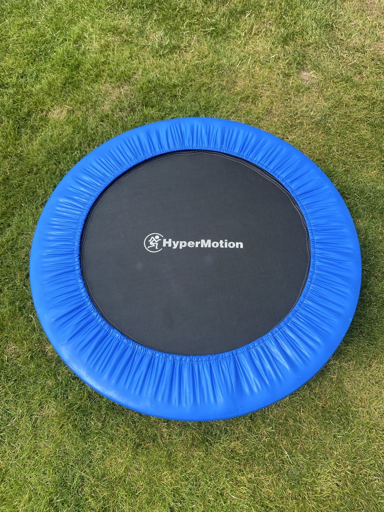 Mala trampolina i zjezdzalnia