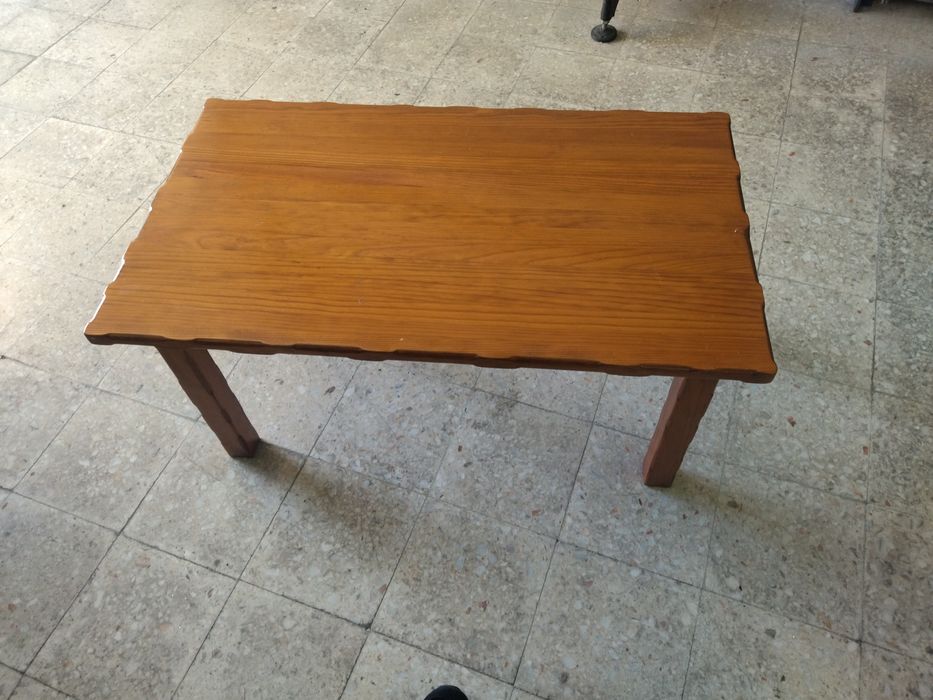 Mesa de centro em pinho mel