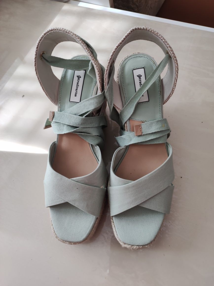 Новые босоножки на танкетке Stradivarius, размер 40-41
