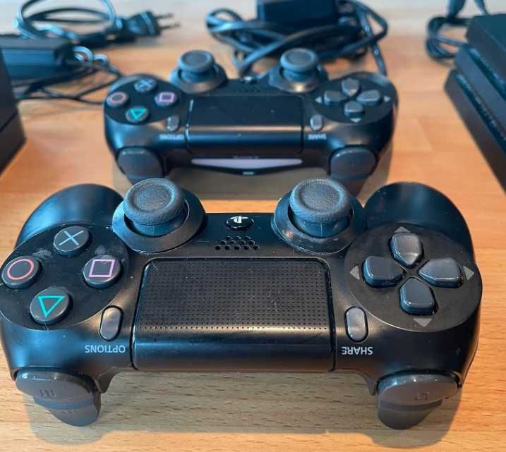 Konsola playstation 4 pro z dwoma padami i stacją do ładowania