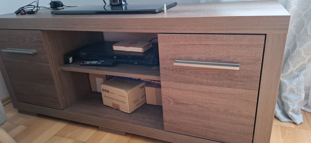 Piękna szafka rtv w kolorze ciemnego brązu z uchwytami