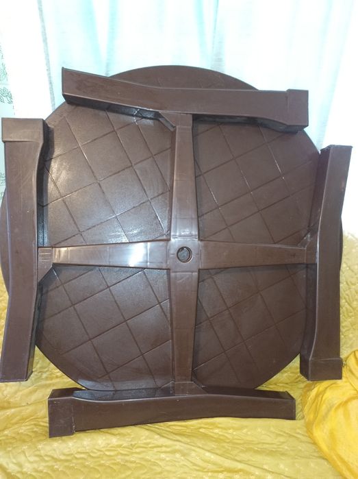 Стіл пластиковий