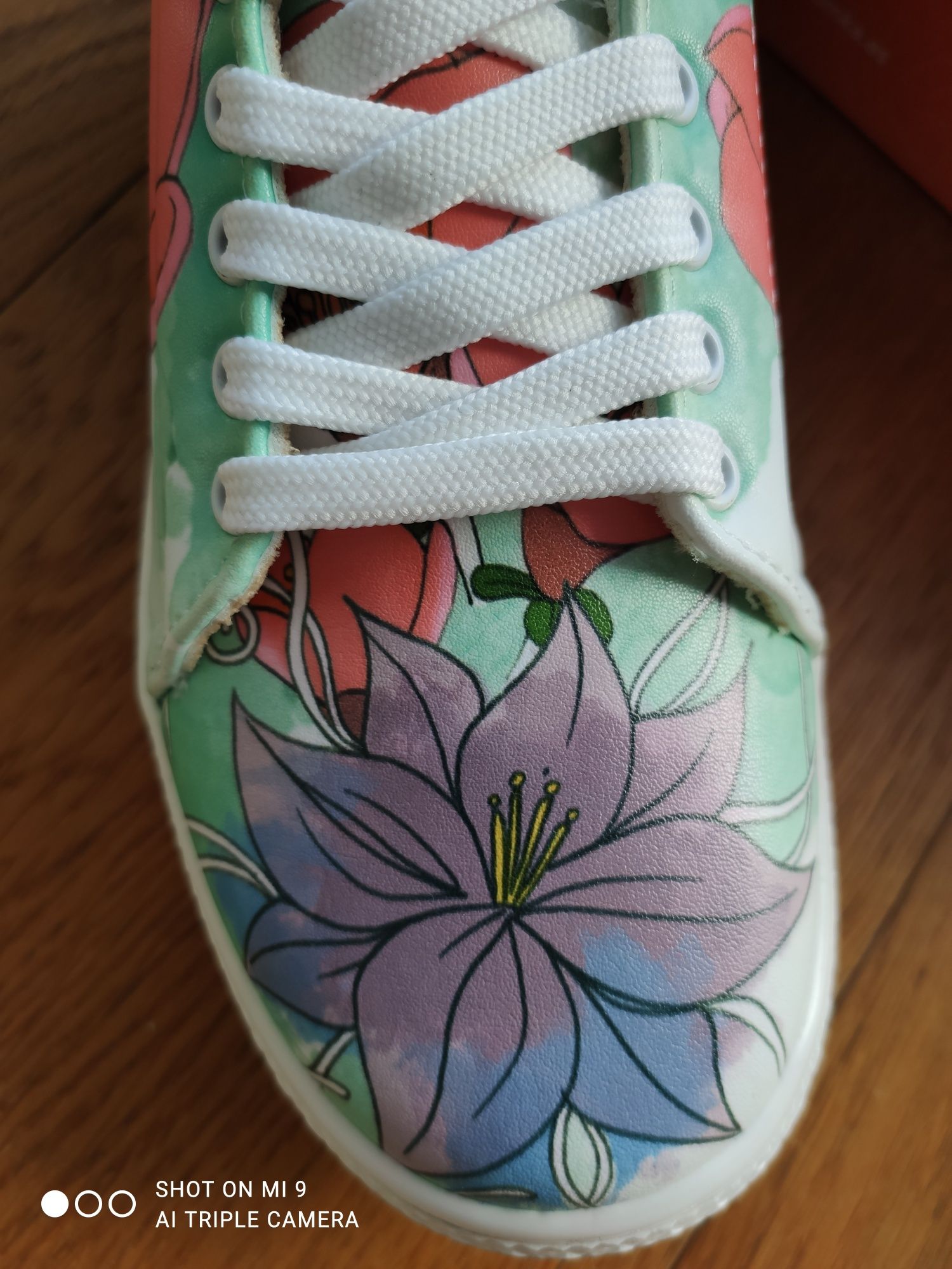Sneakers storczyk i lilie - kwiaty marki Mumka Shoes.