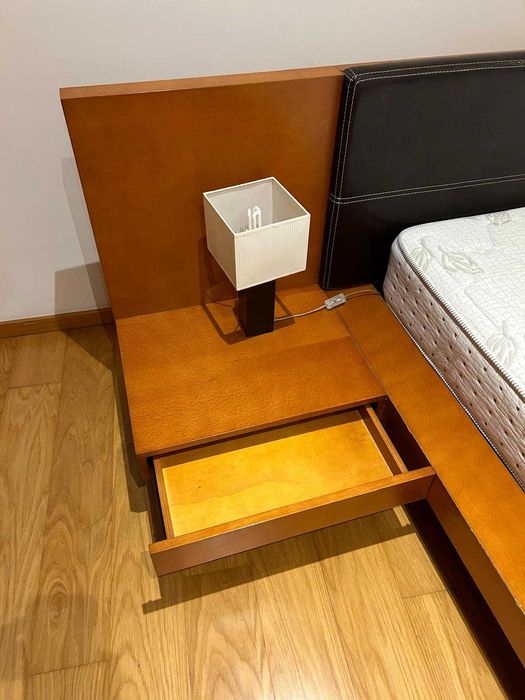 Cama de Casal, com estrado e colchão + mesas de cabeceira