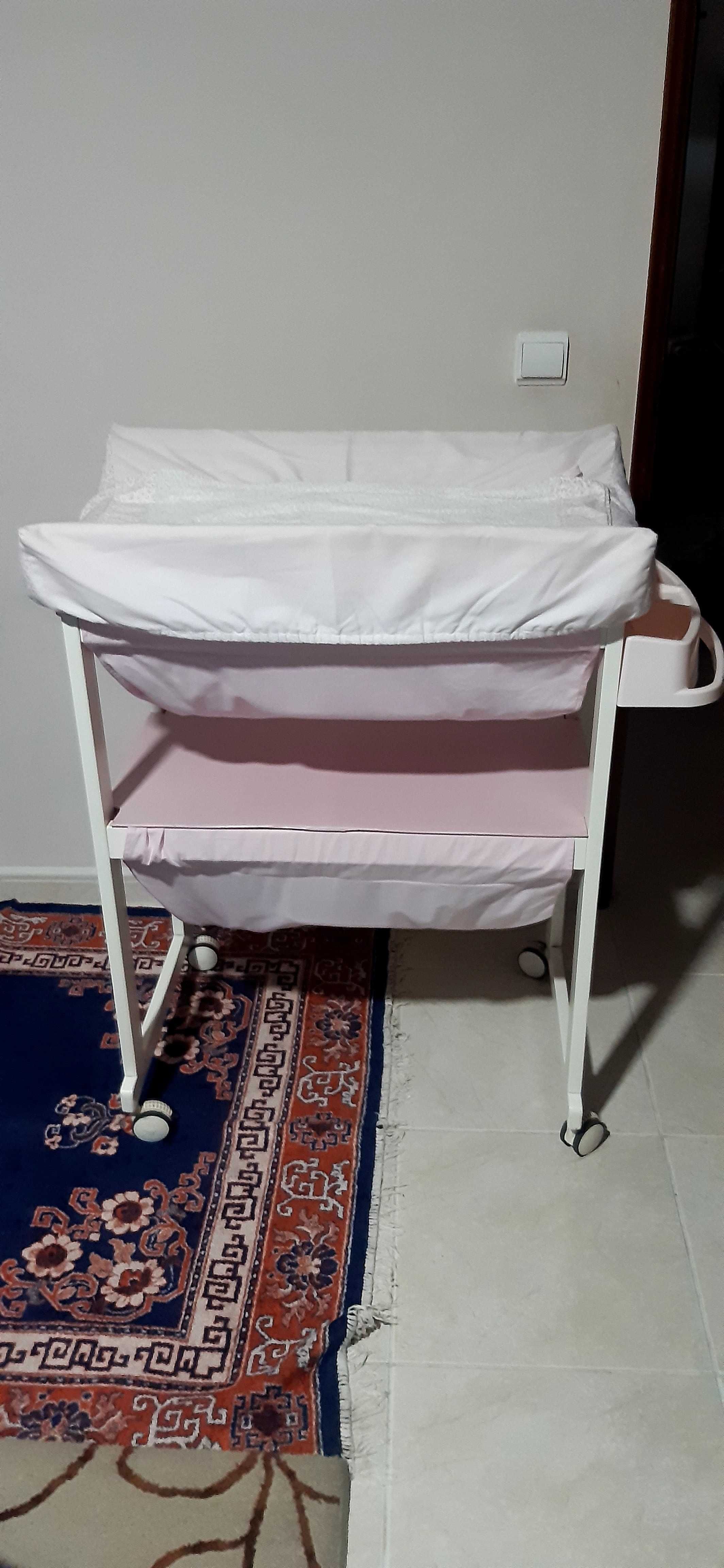 Banheira com muda fraldas e duas capas