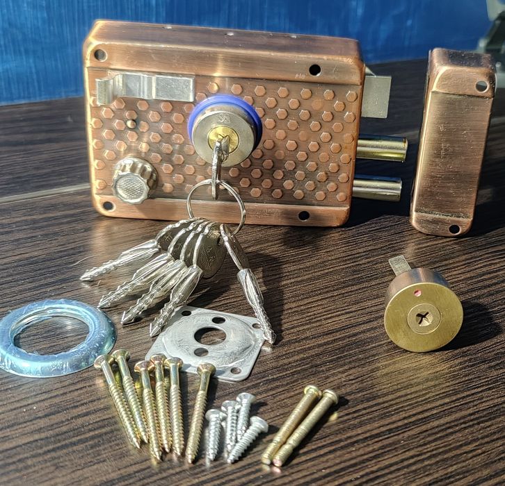 Замок накладний дверний