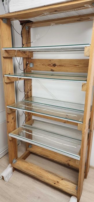 Дерев"яний стелаж з скляними полицями, лед стрічки