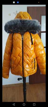Kurtka na duży biust XL zimowa pikowana musztardowa z kapturem futerko