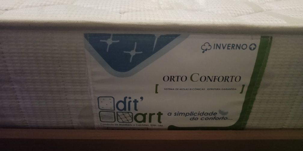 Cama solteiro com estrado, gavetas e colchão.