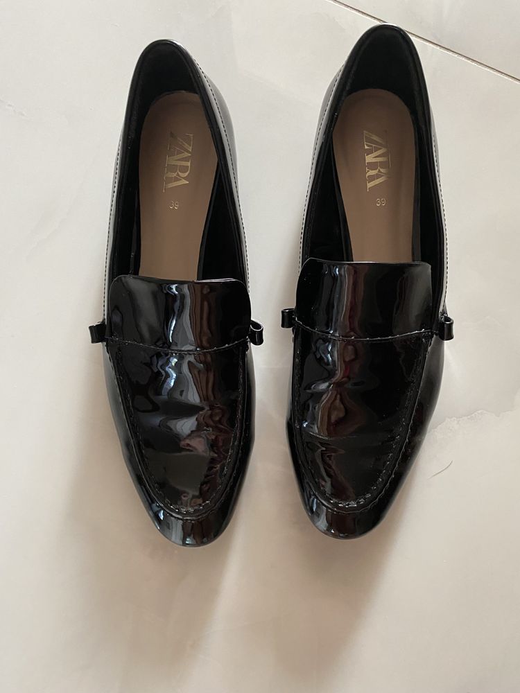 Mokasyny lordsy loafersy Zara czarne lakierowane 39 40